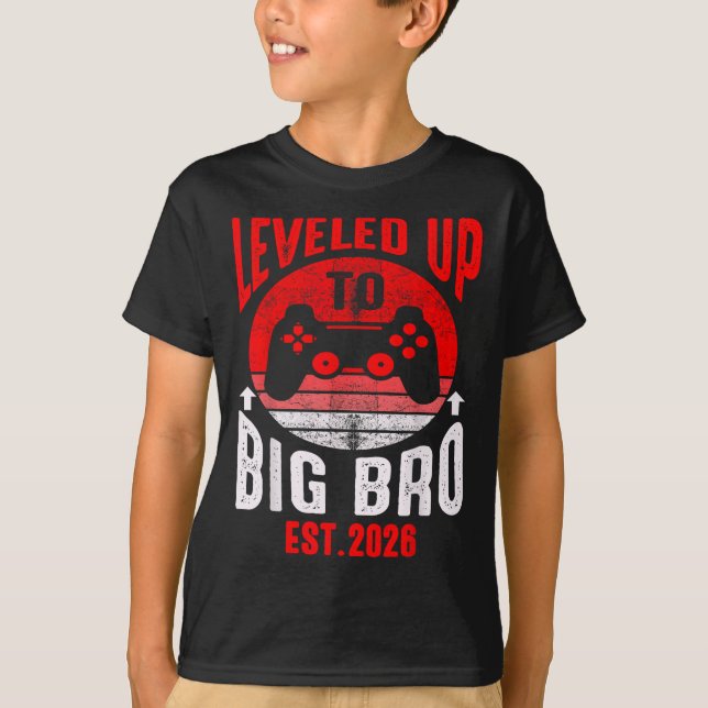 Främjad till Big Bro 2026 upp till storebror T Shirt (Framsida)