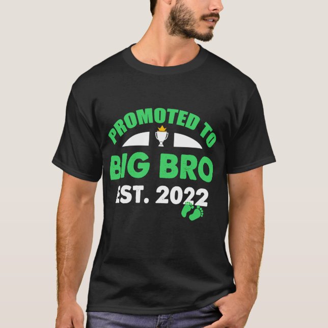 Främjad till Big Bro Est 2022 Framtidsbroder 2022 T Shirt (Framsida)