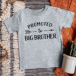 Främjad till Big Brother Matching Syskon T Shirt<br><div class="desc">Anpassningsbar tryckte personlig för kläder med grafiken "Befordrad till Big Brother" i trendig modernt typsnitt med en boho-pil. Perfekt för ett gravid-meddelande eller en gåva till äldre syskon när nyfödd bebis kommer! Använda designen verktyg om du vill redigera färg eller lägga till egen text och egna foton för att skapa...</div>