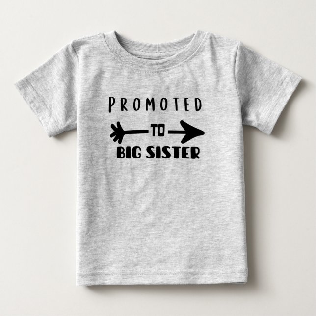 Främjad till Big Sister Matching Syskon Baby T Shirt (Framsida)