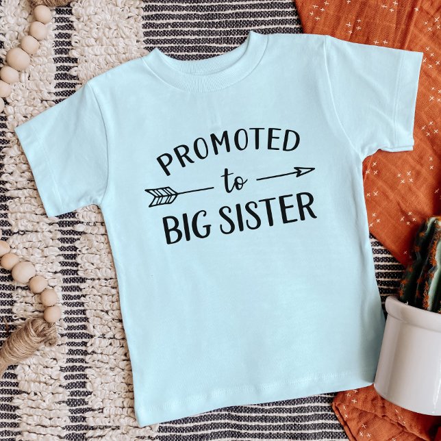 Främjad till Big Sister Nyfödd bebis-kungörelsen T Shirt (Skapare uppladdad)