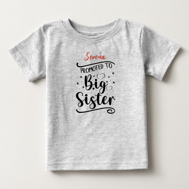 Främjad till BIG Sister. Redigerbart namn T Shirt (Framsida)
