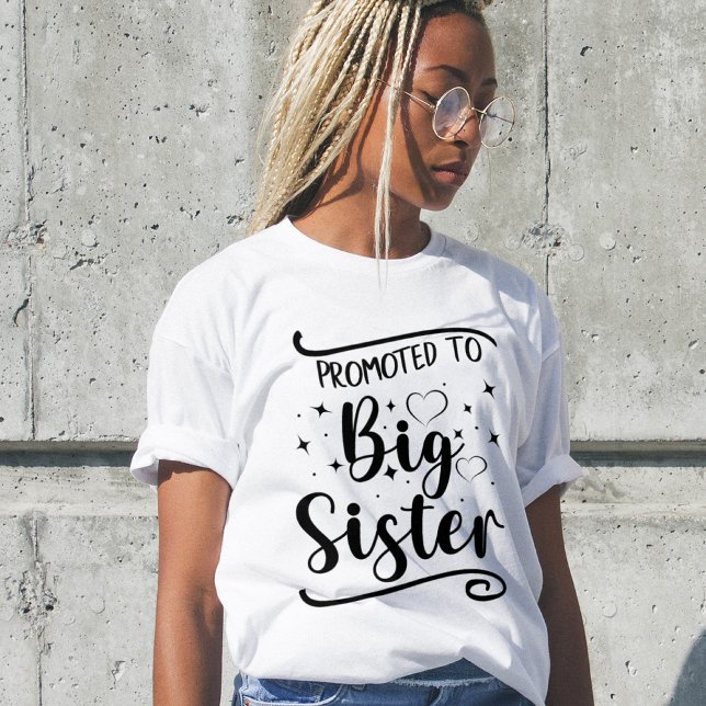 Främjad till BIG Sister. Redigerbart namn T Shirt (Skapare uppladdad)