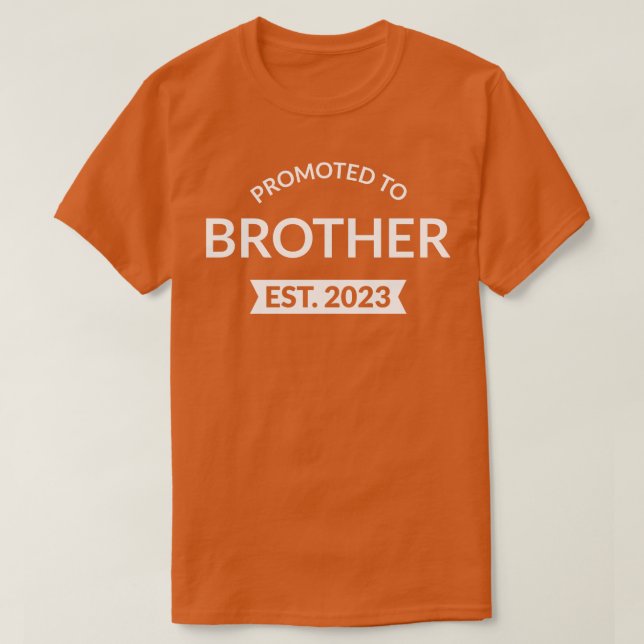Främjad till bror Est 2023 II T Shirt (Design framsida)