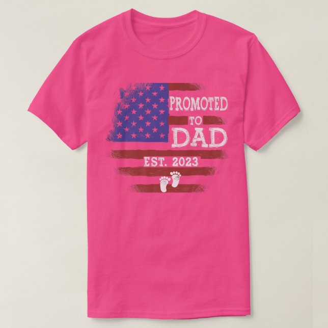 Främjad till den amerikanska Flagga Pappa Est 2023 T Shirt (Design framsida)