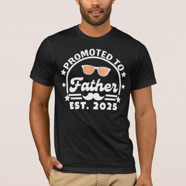 Främjad till Far Est. 2025 - Ny pappa T Shirt (Framsida)