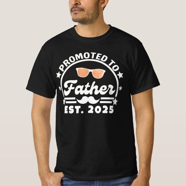 Främjad till Far Est. 2025 - Ny pappa T Shirt (Framsida)