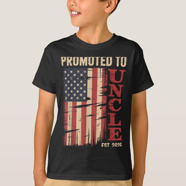 Främjad till farbror Est.2026 Ny familjemedlem USA T Shirt (Framsida)