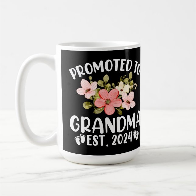 Främjad till Grandma 2024 Första gången Nana-Blomm Kaffemugg (Vänster)