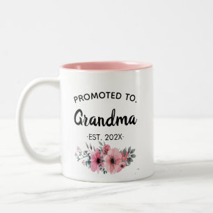 Främjad till Grandma Blommigt Rosa, 2025 anpassnin Två-Tonad Mugg