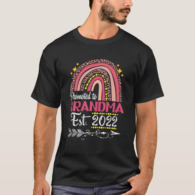 Främjad till Grandma Est 2022 Rainbow Mors dag T Shirt (Framsida)