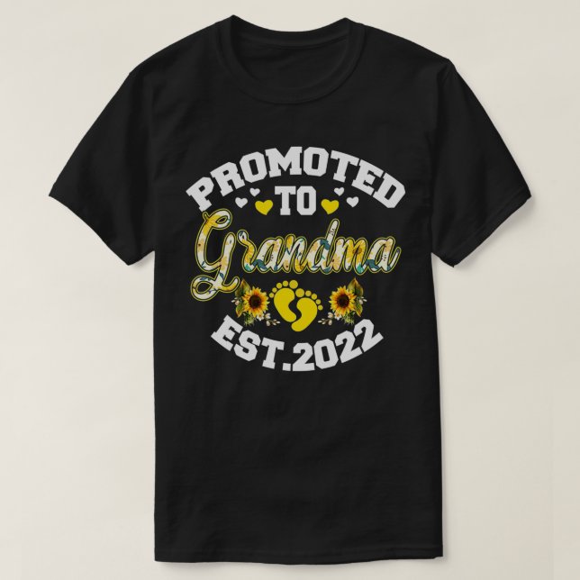 Främjad till Grandma Est 2022 Solrossolrosdeka Blo T Shirt (Design framsida)