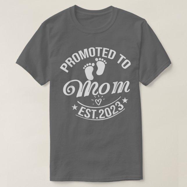 Främjad till Mamma 2023 Gravid i Mamma T Shirt (Design framsida)