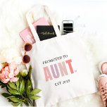 Främjad till Moster EST 2025 | New Moster Gift Tygkasse<br><div class="desc">Fira den spännande resan till moster-huva med snyggten "Främjad till Moster EST 2025", pastel till säcken! Vare sig den används för vardagshändelser, baby-shopping eller stolt visning av en ny titel vid en babydusch, är väskan en tankfull och roligt gåva för första gången moster. Rosan för mjuk övertoning på en vanlig...</div>