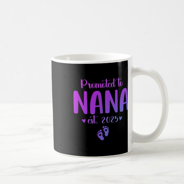 Främjad till Nana 2025 New Grandma Est 2025 Mor Kaffemugg (Höger)