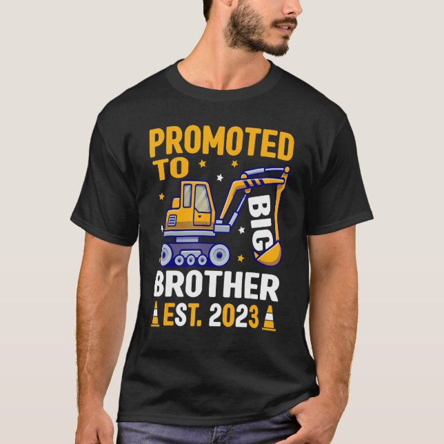 Främjad till storebror 2023 års annonskonstruktion t shirt (Framsida)