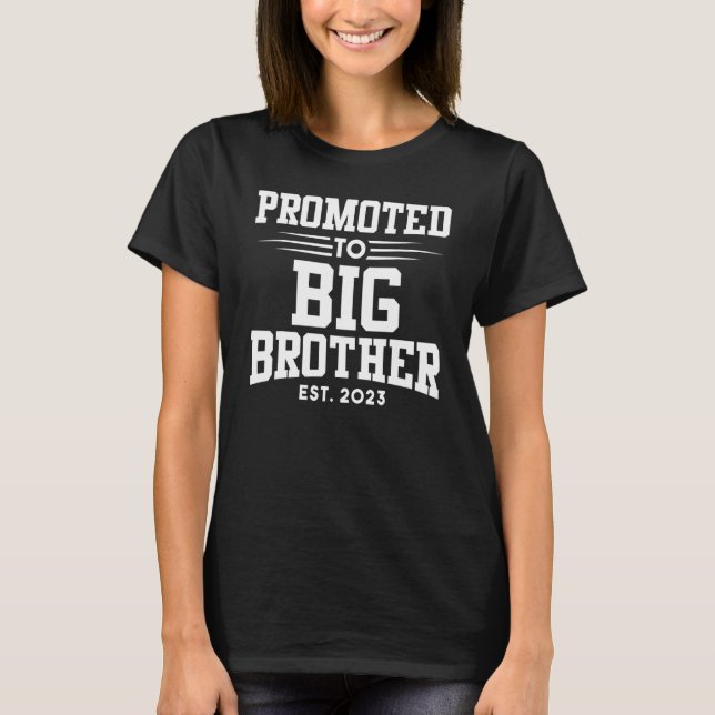 Främjad till storebror 2023 Gravid Announcemen T Shirt (Framsida)