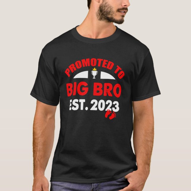 Främjad till storebror 2023 Gravid Announcemen T Shirt (Framsida)