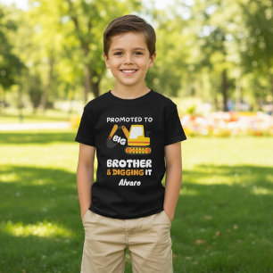 Främjad till storebror Excavator Birthday Anpassni T Shirt
