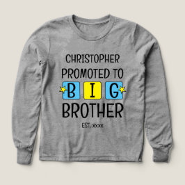 Främjad till storebror namn:s blåa gult t shirt