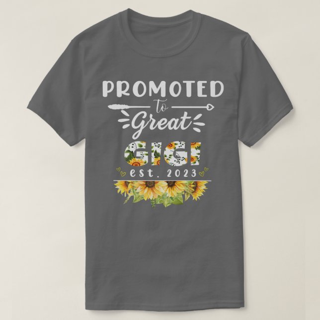 Främjad till Underbar Gigi Est 2023 Blommigt först T Shirt (Design framsida)
