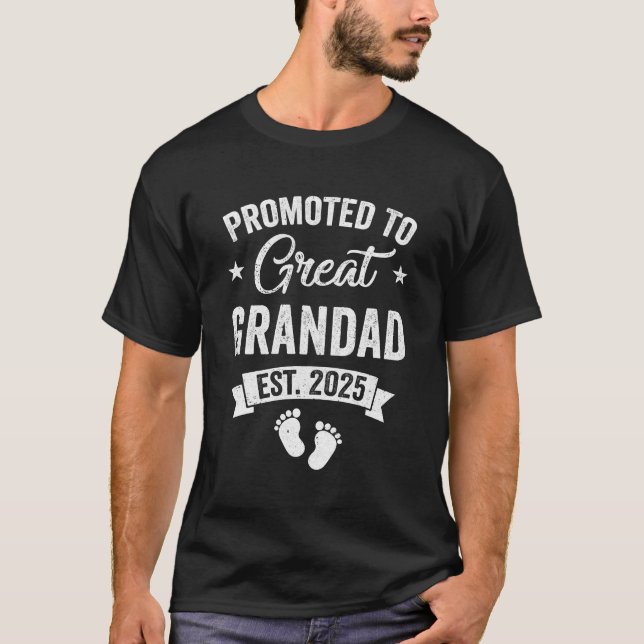 Främjad till Underbar Grandad Est 2025 Gravid Anno T Shirt (Framsida)