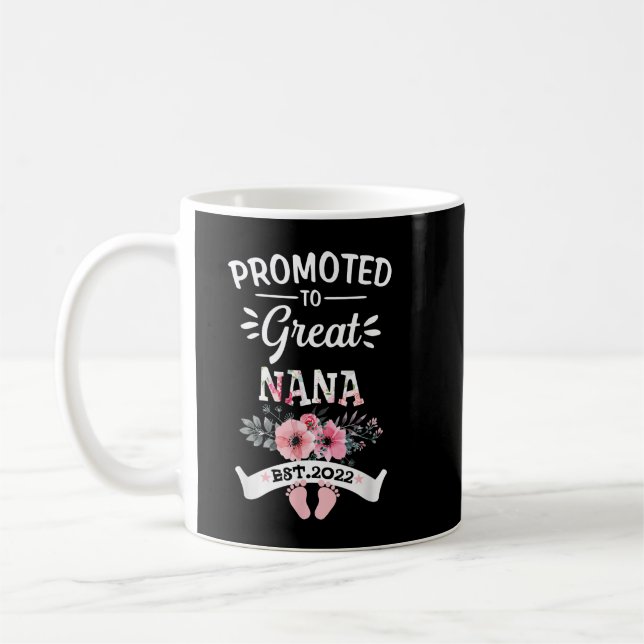 Främjad till Underbar Nana Est 2022 Costume Cute Kaffemugg (Vänster)