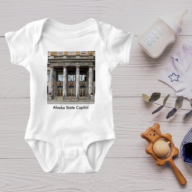 Framsida för Alaskasjön Huvudstad i Juneau T Shirt (Front View of the Alaska State Capitol in Juneau Baby Bodysuit)
