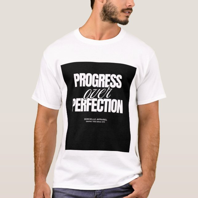 FRAMSTEG FÖRE FÖRSKYDD. TEXT TRYCKT T-SHIRT (Framsida)