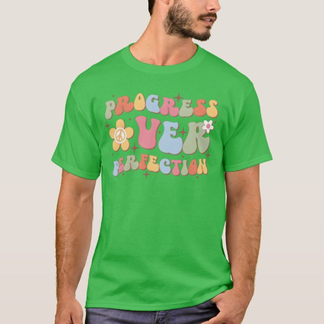 Framsteg före perfektion Backo School familj T Shirt (Framsida)