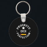 Framsteg med Perffiction Back to school Lärare Nyckelring<br><div class="desc">Framsteg i fråga om Perfektion,  Chef-gåva,  skolårets slut,  Tröja för lärare,  Motivational Shirt,  Plus Storlek Tshirt,  förra dagen Shirt,  inspirationell Motivational Teacher T-Shirt Lärare Gift</div>