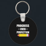 Framsteg med Perffiction Back to school Lärare Nyckelring<br><div class="desc">Framsteg i fråga om Perfektion,  Chef-gåva,  skolårets slut,  Tröja för lärare,  Motivational Shirt,  Plus Storlek Tshirt,  förra dagen Shirt,  inspirationell Motivational Teacher T-Shirt Lärare Gift</div>