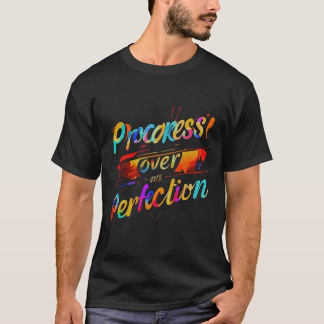 Framsteg över perfektion" Vibrant Typography Art T Shirt (Framsida)