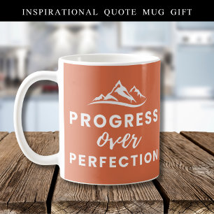 Framsteg över Perffic Mountain Quote Brown Kaffemugg