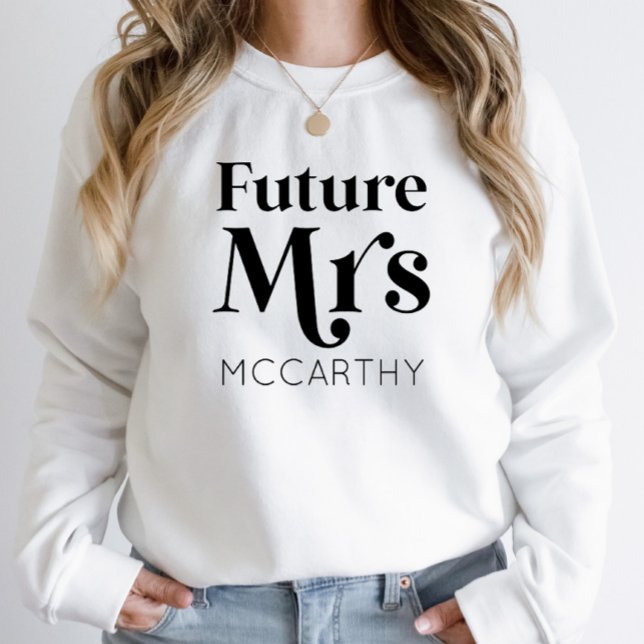 Framtida fru Anpassningsbar efternamn Bride to be  T Shirt (Skapare uppladdad)