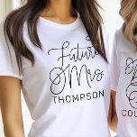 Framtida fru Black Modern Script Personligt bröllp T Shirt<br><div class="desc">Den moderna och avslappnad chicens svarta kalligrafskript "Future Mrs",  kvinnans möhippa bröllop T-skjorta har anpassningsbar som kan vara personlig med brudens gifta efternamn. Perfekt för bruden till bäran på bakteriepartiet och bröllop helg!</div>