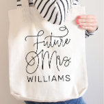 Framtida fru Black Modern Script Personligt bröllp Tygkasse<br><div class="desc">Det moderna och avslappnad chicens svarta kalligrafi-skript "Future Mrs." kvinnans möhippa bröllop till säcken har anpassningsbar som kan vara personlig med brudens gifta efternamn. Perfektens medbrottsling för bakteriepartiet och bröllop helg!</div>