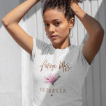 Framtida fru blommigt-typografi-manusmutbrott t shirt<br><div class="desc">Glam elegant blommigt anpassningsbar framtiden Mrs t-shirt med kopparborstad glitter handskriven som typografi, en rosa magnolia blomma med vattenfärg och ett litet hjärta. Enkel att anpassa med briderna som ska bli framtida namn. Lämpligt för vår eller sommartid trendig en modern glamorös möhippa i bröllop brud eller möhippor eller som en...</div>