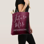 Framtida fru Burgundy Lila Modern Metall Tygkasse<br><div class="desc">Framtida Bride Faux Modern och Elegant Fuax Brushed Metall Burgundy Cranberry Lila Bag som är perfekt för ett Marsala- eller Maron Bachelorette-parti. Denna framtida fru Bag är perfekt för ett bachelorette-parti. Bridens Namn kan uppdateras på den här sidan. Kontakta designern om du vill ha anpassade matchande objekt.</div>