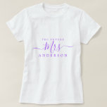 Framtida fru Chic Skriptnamn Bride ska bli T Shirt<br><div class="desc">Framtida Mrs. modern och snyggt har ett eget namn t-shirt med texten Mrs. in bright lila elegant script calligraphy. Lägg bara till den gift namn av bruden som ska vara och perfektens möhippa är redo för dig till ge. Enbart designad för dig av Lycklig Dolphin Studio.</div>