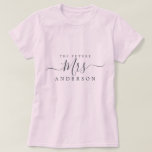 Framtida fru Chic Skriptnamn Bride ska bli T Shirt<br><div class="desc">Fru moderna,  anpassade namn,  rosa t-shirt med texten Mrs. in black elegant script calligraphy. Lägg bara till den gift namn av bruden som ska vara och perfektens möhippa är redo för dig till ge. Enbart designad för dig av Lycklig Dolphin Studio.</div>