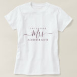 Framtida fru Chic Skriptnamn Bride ska bli T Shirt<br><div class="desc">Framtida fru i snyggt har ett eget namn t-shirt med texten Mrs. in burgundy elegant script calligraphy. Lägg bara till den gift namn av bruden som ska vara och perfektens möhippa är redo för dig till ge. Enbart designad för dig av Lycklig Dolphin Studio.</div>