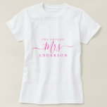 Framtida fru Chic Skriptnamn Bride ska bli T Shirt<br><div class="desc">Framtida fru snyggt heter t-shirt med texten Mrs. in neon rosa elegant script calligraphy. Lägg bara till den gift namn av bruden som ska vara och perfektens möhippa är redo för dig till ge. Enbart designad för dig av Lycklig Dolphin Studio.</div>