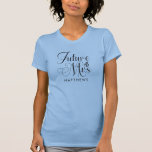 Framtida fru Custom Name Bröllop Shirt T Shirt<br><div class="desc">Den framtida skjortan av Bröllop-skjortan med det anpassade namnet Personligt bröllp har modern manustypografi och är personlig med ditt framtida efternamn. Teckensnittet accentueras med en förlovning ring. Vid  rosa kan du välja t-shirt stil och färg.</div>