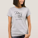 Framtida fru Custom Name Bröllop Shirt T Shirt<br><div class="desc">Den framtida skjortan av Bröllop-skjortan med det anpassade namnet Personligt bröllp har modern manustypografi och är personlig med ditt framtida efternamn. Teckensnittet accentueras med en förlovning ring. Vid  rosa kan du välja t-shirt stil och färg.</div>
