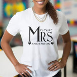 Framtida fru Fiance Heart Bröllop Förlovning T Shirt<br><div class="desc">Framtida fru vit t-shirt för nysysselsatta kvinnor. Anpassa den genom att lägga till efternamnet make / maka/make.</div>