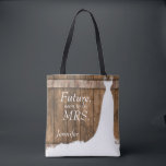 Framtida fru i Rustic Wood Stil Tygkasse<br><div class="desc">Över hela söten Framtiden, mrs In Rustic Wood Stil, till väskan och dyy text. 📌 Om du behöver anpassa ytterligare klickar du på knappen "Klicka för att anpassa ytterligare" eller "Anpassa eller redigera design"och användor verktyg för att ändra storlek, rotera, ändra text färg, lägga till text och så mycket mer...</div>