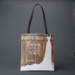 Framtida fru i Rustic Wood Stil Tygkasse<br><div class="desc">Över hela söten Framtiden, mrs In Rustic Wood Stil till påsen och dyk text. 📌 Om du behöver anpassa ytterligare klickar du på knappen "Klicka för att anpassa ytterligare" eller "Anpassa eller redigera design"och användor verktyg för att ändra storlek, rotera, ändra text färg, lägga till text och så mycket mer...</div>