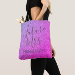 Framtida fru Lila Rosa Gnistra Glitter Tygkasse<br><div class="desc">Framtida fru - Bride Faux-Gnistran och Glitter lyxfri Lila och Rosa Ombre Bag som är perfekt för ett Lila- och Rosa Ombre Bachelorette-parti. Denna framtida fru Bag är perfekt för ett bachelorette-parti. Bridens Namn kan uppdateras på den här sidan.</div>