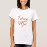 Framtida fru möhippa t-shirt ro guld färg<br><div class="desc">Påtvingande ro guld Future Mrs. "ditt efternamn" t-shirt är underbar för Möhippa eller Bachelorette-parti,  förlovningsfester och fotoskott. Efternamnet kan enkelt ändras. Framtida fru som finns tillgänglig i sex lustigt vibrerande färg för att matcha era föreställningar: Blue,  Guld,  Silver,  Ro,  guld,  Violet,  Turquise.</div>